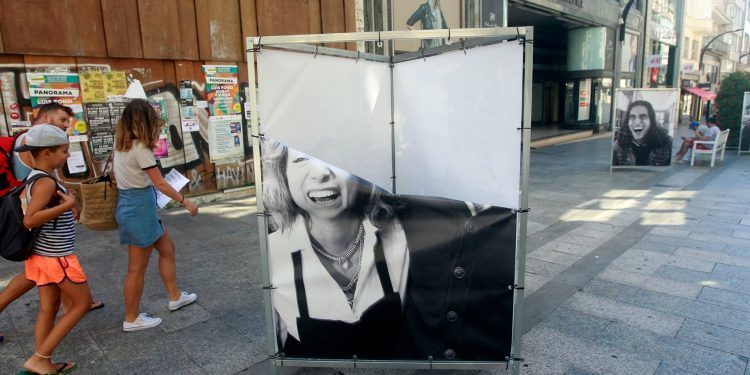 Destrozan las imágenes de la exposición «Vigo sonríe» en Príncipe