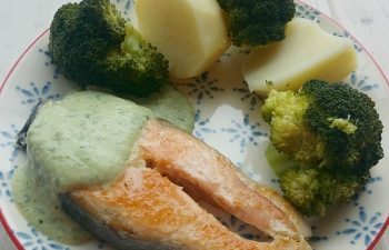 Salmón a la plancha con salsa de calabacín