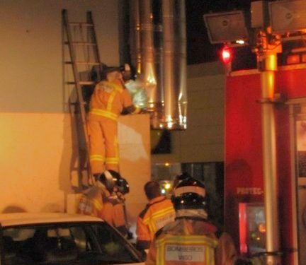 Arde la polémica chimenea de La Pasiva en Vigo