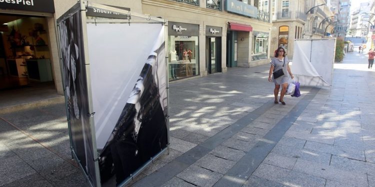 Denunciados tres jóvenes, dos menores, por los daños a la exposición “Vigo sonríe”