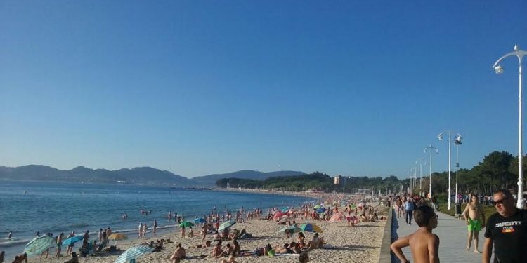 Sustrae el móvil a una trabajadora sanitaria en Samil mientras ésta le atiende