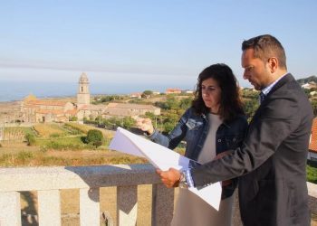 Oia mellora o entorno da Casa Consistorial