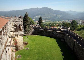 Poxa pública para o alleamento da uva albariña do Castelo de Soutomaior