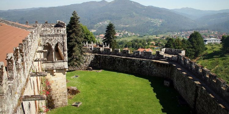 Poxa pública para o alleamento da uva albariña do Castelo de Soutomaior