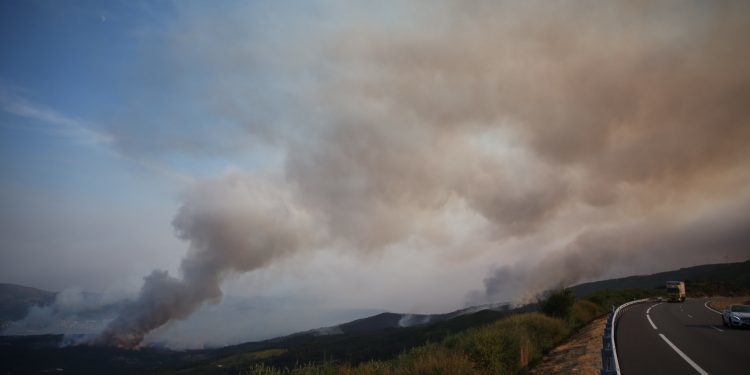El mayor incendio del verano ya ha arrasado más de 1.500 hectáreas en Arbo