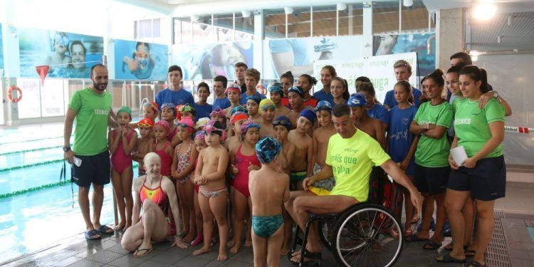 Os nenos de Vigo despiden aos paralímpicos Chano e Susana Rodríguez