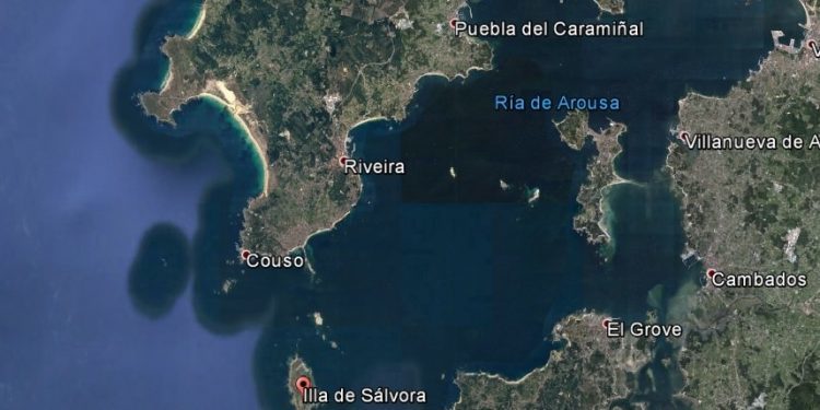 Rescatados los cinco tripulantes de un pesquero hundido cerca de la isla de Sálvora