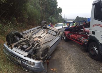Heridos al volcar su vehículo en Tui