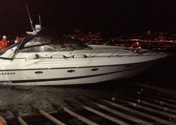 Rescatadas cuatro personas tras colisionar contra una batea