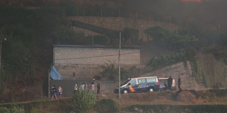 El fuego salta a Redondela y obliga a desalojar viviendas