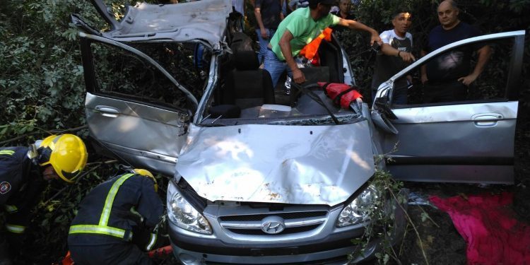 Cinco mozos feridos ao caer o seu coche por un barranco de 100 metros nas Neves