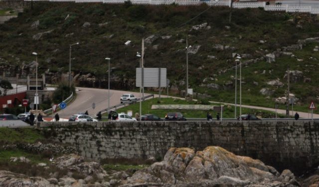 Rescatan en Baiona a unha persoa inconsciente no cantil do rompeolas