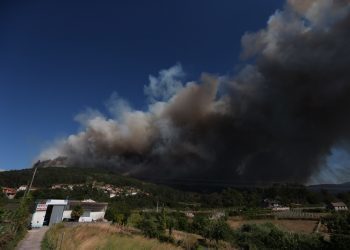 Un incendio sin control avanza desde Soutomaior hacia Redondela