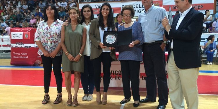 Un abarrotado pabellón de As Travesas rindió homenaje a Quino Salvo