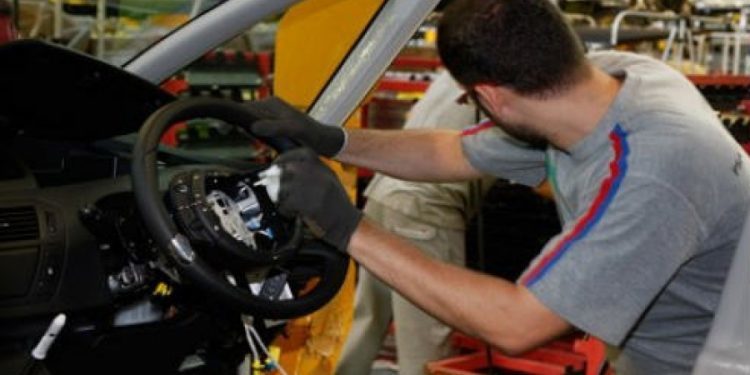 PSA contratará a 60 mozos de Vigo grazas a un convenio co Concello