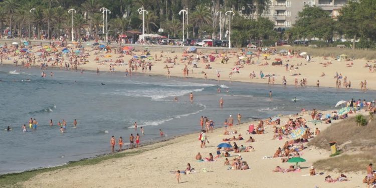 Las brumas en la Ría «enfrían» la jornada, con una máxima de 33,3 grados