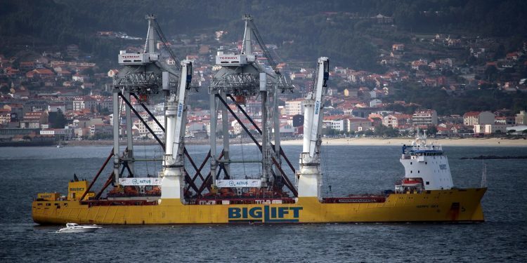 El Puerto de Vigo ya tiene sus dos nuevas megagrúas