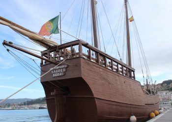 La carabela «Boa Esperança» hace una parada técnica en Baiona