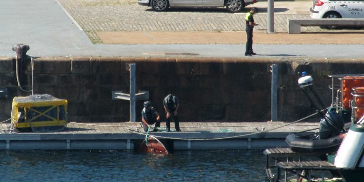 Hallado el cadáver de un marinero de Cangas junto a su barco volcado en Boeiro