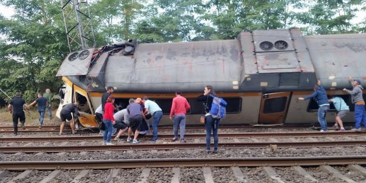 Cuatro muertos y 50 heridos tras descarrilar un tren en O Porriño