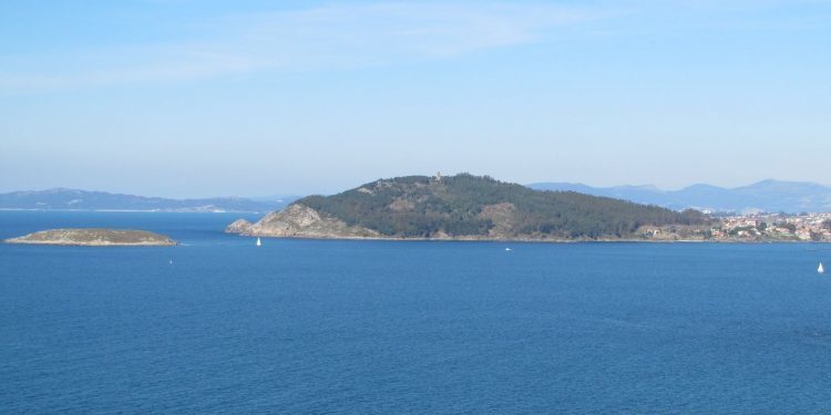 Ilesa la tripulación de una embarcación que se incendió en Monteferro