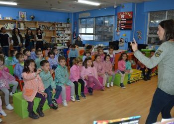 O alumnado de Infantil e Primaria aprende linguaxe de signos na escola