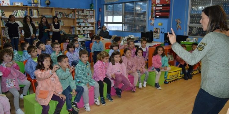 O alumnado de Infantil e Primaria aprende linguaxe de signos na escola