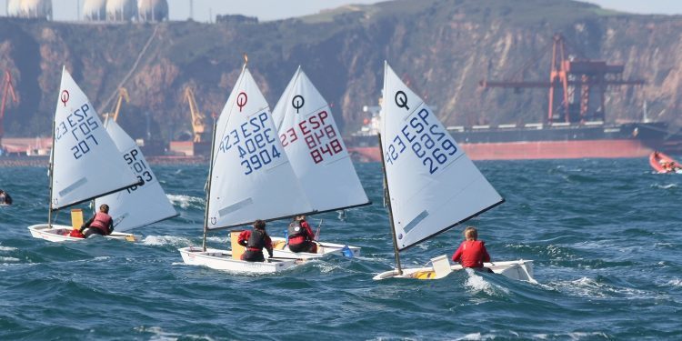 La flota gallega de Optimist desembarca en Gijón