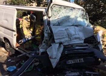 Un joven muere en Redondela al chocar una furgoneta y un camión