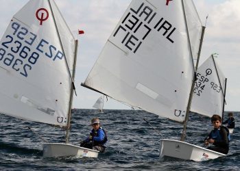 Galicia planta cara a las flotas catalana y vasca en Gijón