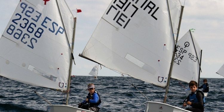 Galicia planta cara a las flotas catalana y vasca en Gijón