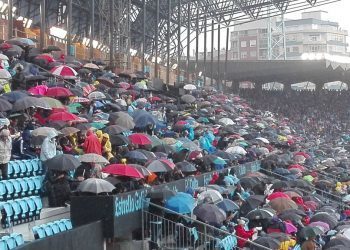 Mojadura en Tribuna y gritos «chinos» de la afición coruñesa