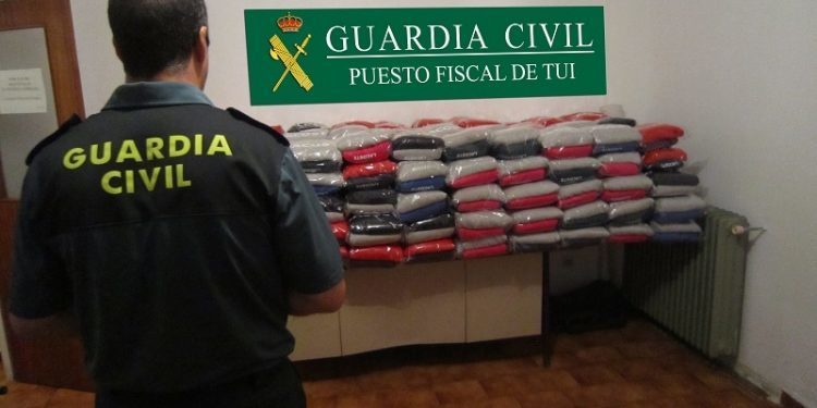 La Guardia Civil intercepta en una furgoneta 135 chándales falsificados