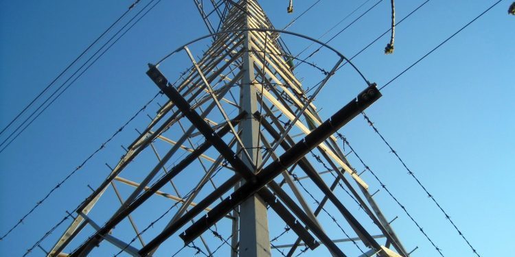 Herido grave al sufrir una descarga cuando trepaba por una torreta eléctrica en Mos