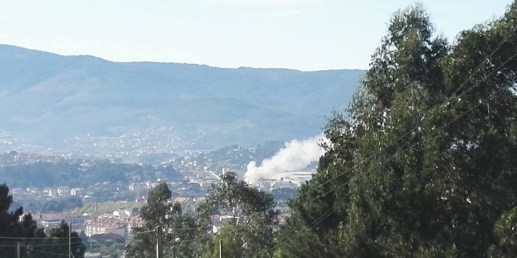 Un incendio calcina por completo un ático en obras