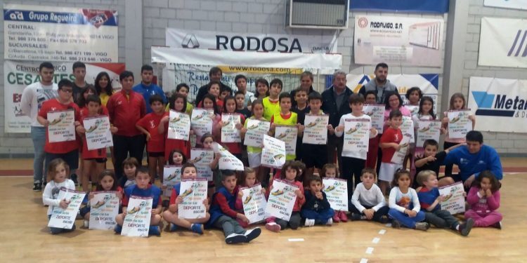 Preto de 2.700 nenos da provincia participan nas «DEPOrte Escolas» de balonmán