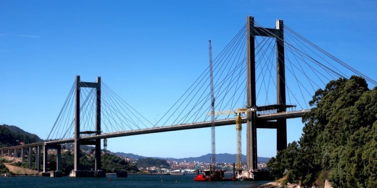 La Guardia Civil evita que un hombre se precipite al vacío desde el Puente de Rande