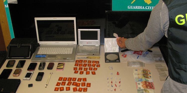 Detenidos dos hermanos acusados de ser los principales distribuidores de droga en Baiona