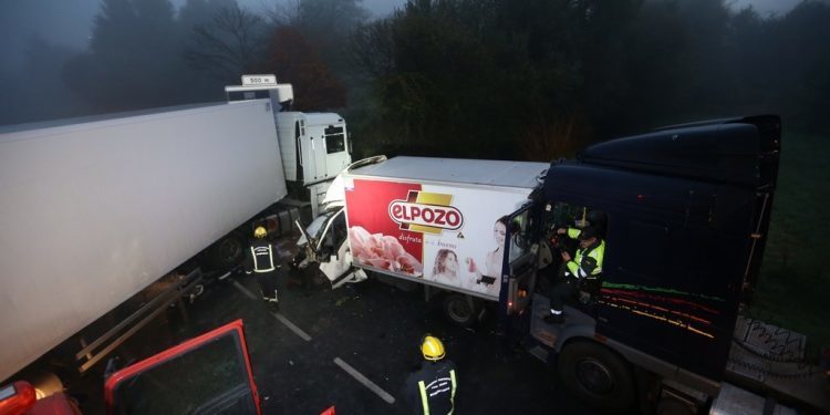 Tres heridos, dos graves, y carretera de Os Valos cortada por un accidente con tres camiones