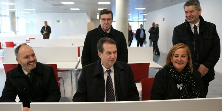 Abre a biblioteca e sala de estudo da aula da UNED en Vigo