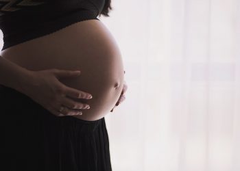 ¿Cómo reclamar para que te devuelvan el IRPF de tu prestación por maternidad?