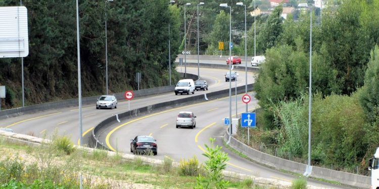 Un herido tras un accidente causado por una mancha de aceite en la A55