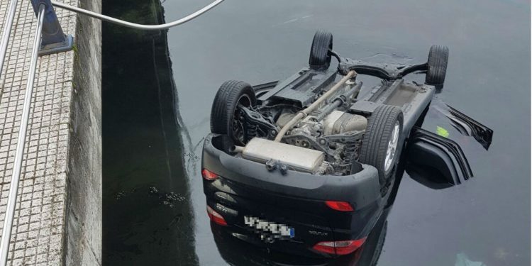 Rescatadas dos personas en Cambados tras caer con el coche al mar