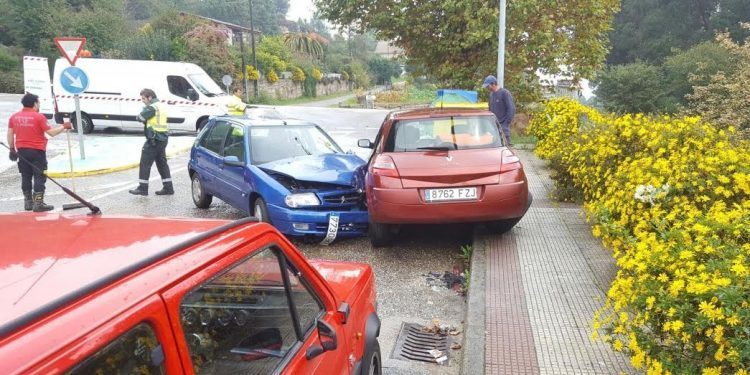 Herida tras salirse su coche de la vía y golpear a otro que estaba aparcado