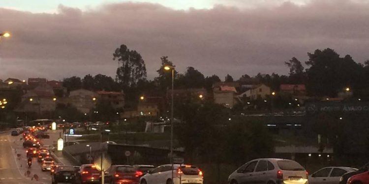 Las colas para aparcar provocan retrasos en el acceso de empleados y usuarios al Cunqueiro