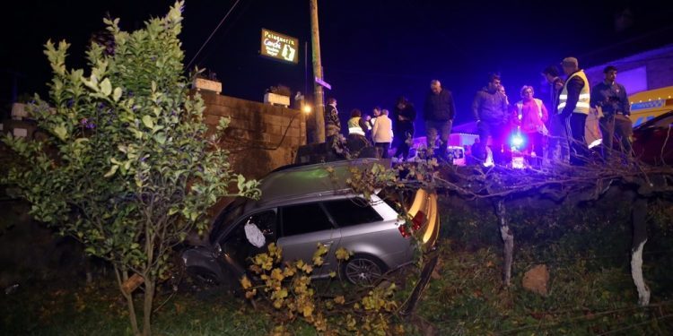 Un vehículo derriba un muro de una casa y cae a una finca en Vilar de Infesta