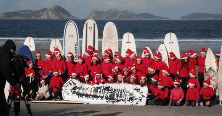 Decenas de Papá Noeles recibirán las fiestas surfeando en Patos