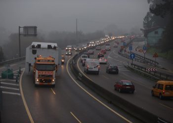 Un transporte especial con una pieza para el puente de Rande colapsa la A55