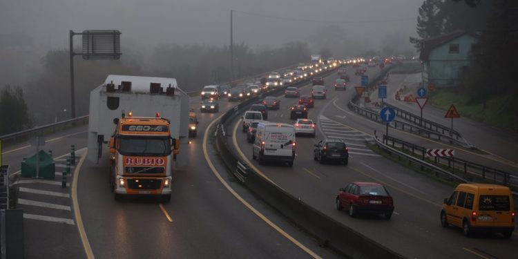 Un transporte especial con una pieza para el puente de Rande colapsa la A55