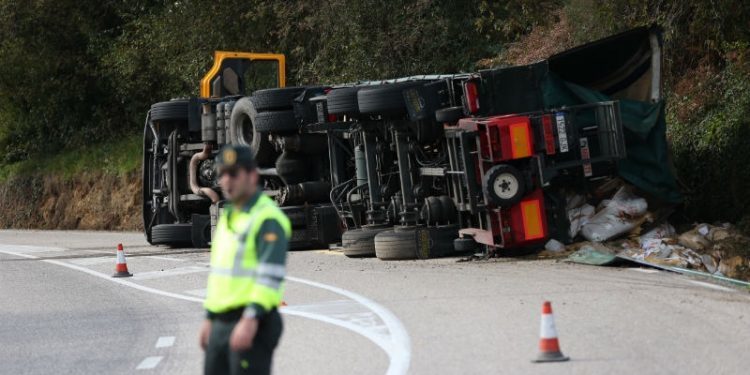 Vuelca un camión en Zamáns
